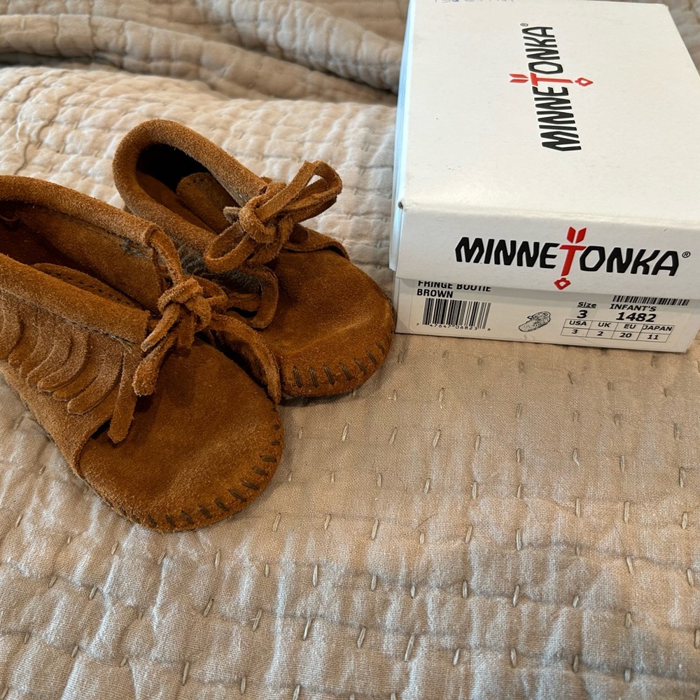 New Minnetonka Baby Shoes Suede Leather 3